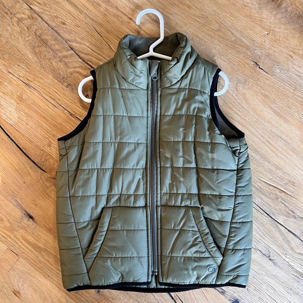 GAP Kids. Size XS (boys). NWOT. Reversible puffer vest in Olive Green.